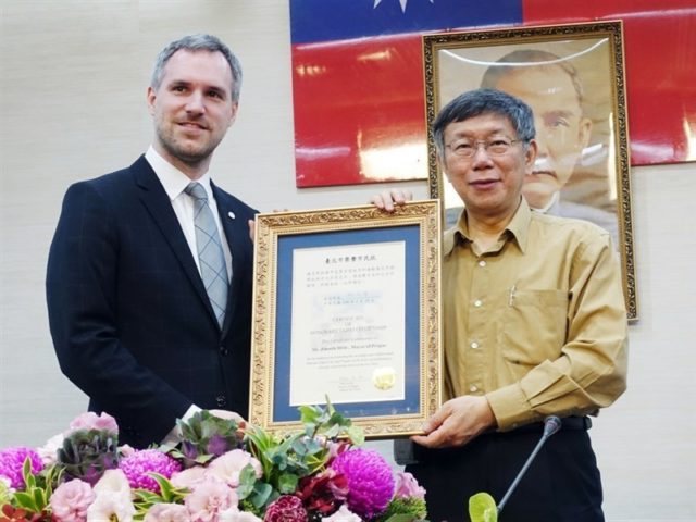 布拉格市长Zdeněk Hřib（左）宣布，明年1月与台北市长柯文哲签署姐妹市协议。（图片来源：中央社）