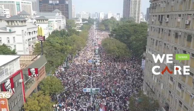 国民党台北市议员游淑慧指照片“怪怪的”,怀疑照片被“压缩”,中央社表示会马上搜证提告。(图片来源:WeCare facebook)