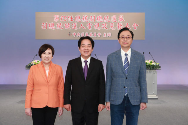 發言順序依序為國民黨張善政（右起）、民進黨賴清德及親民黨余湘，3人並在會前合影。 （圖片來源：中央社/中選會提供）
