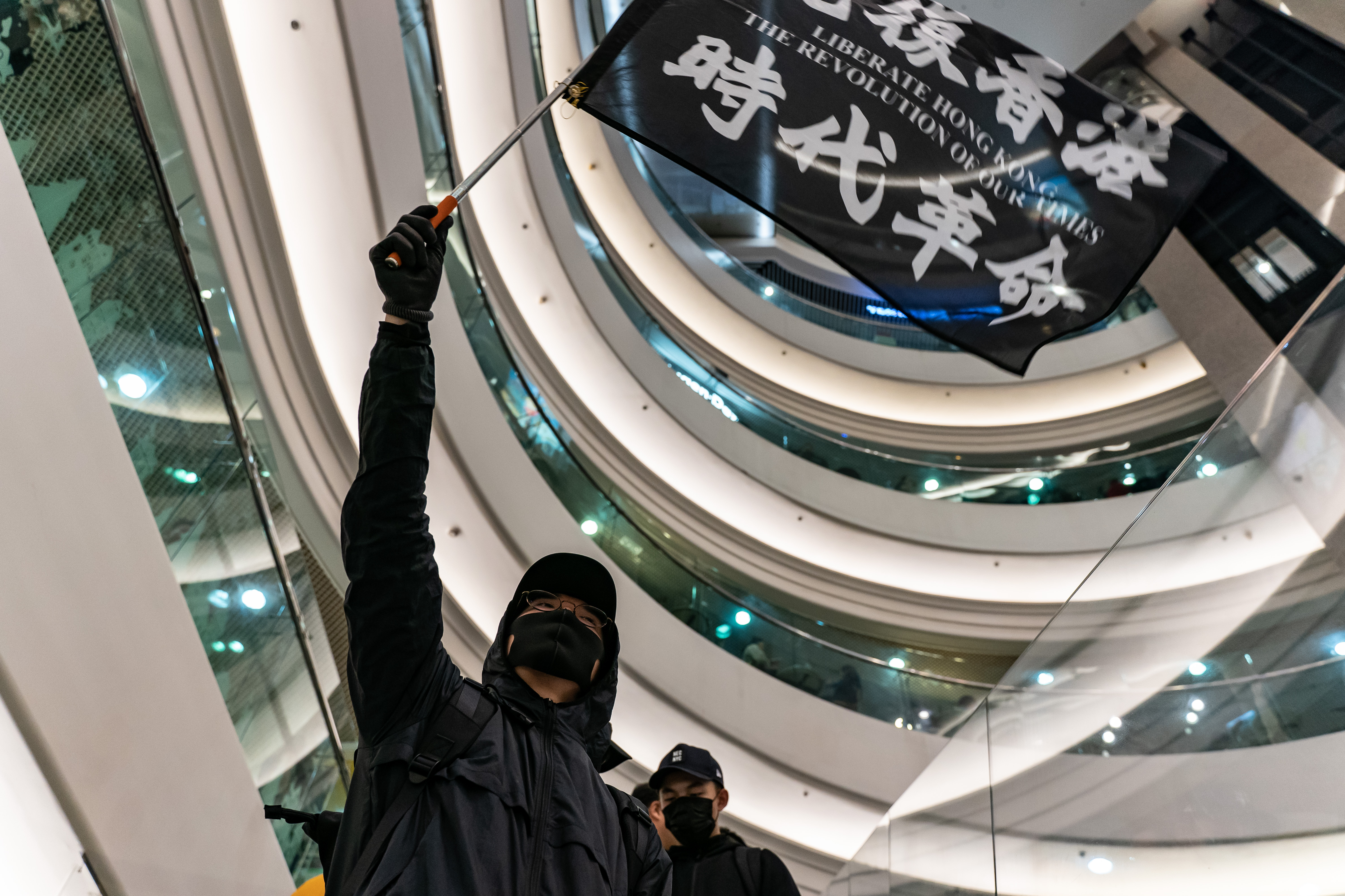 2019年12月25日，一名示威者在铜锣湾时代广场挥舞“光复香港 时代革命”旗帜