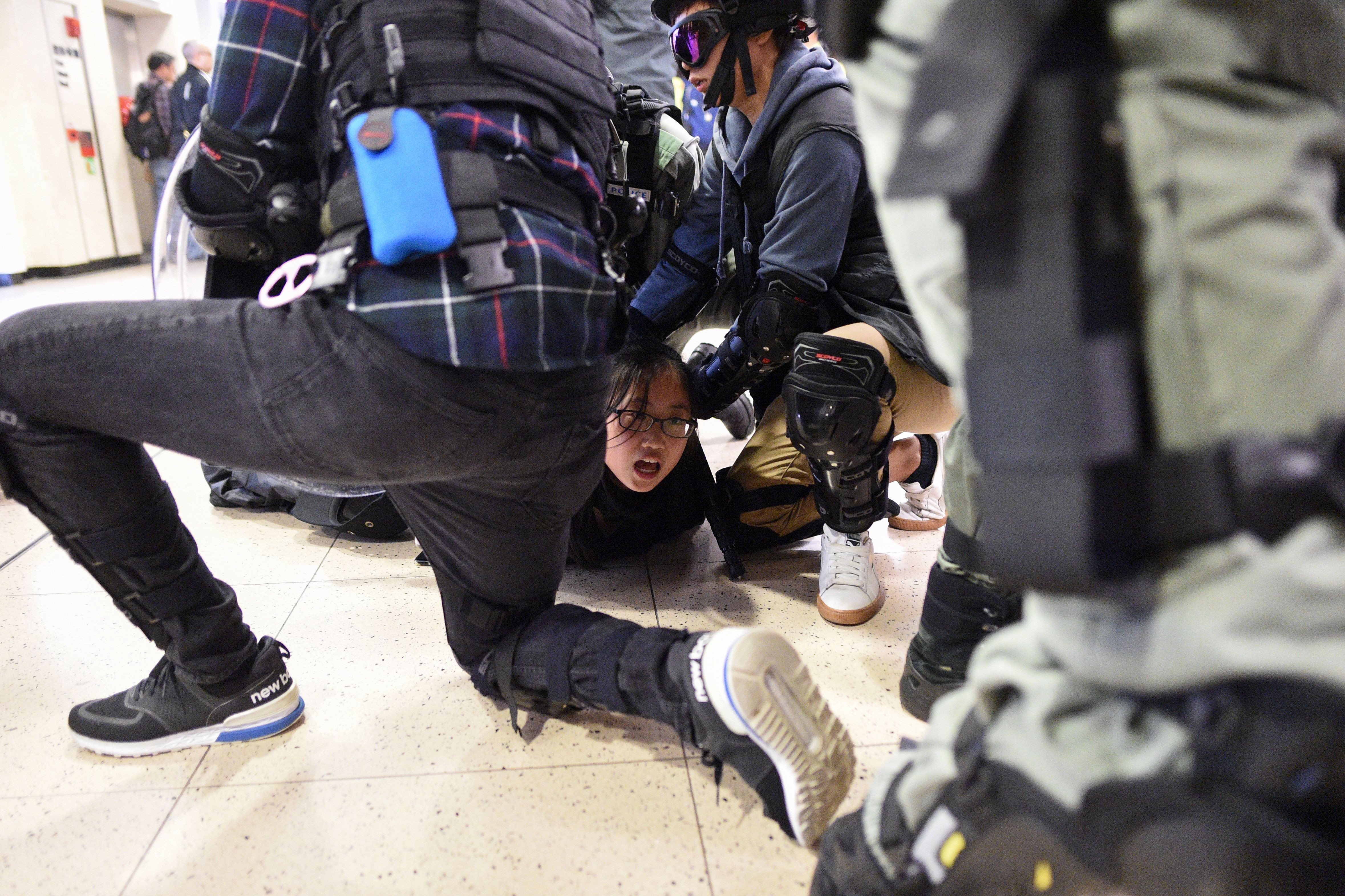 警方於2019年12月15日在香港沙田新城市廣場購物中心舉行的抗議活動中拘留一名抗議者