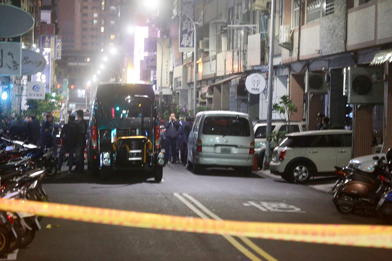 刑事局南部打擊犯罪中心與台南警方13日晚間循線在高雄苓雅一棟大樓包抄攻堅，犯嫌與警對峙。（圖片來源：中央社）