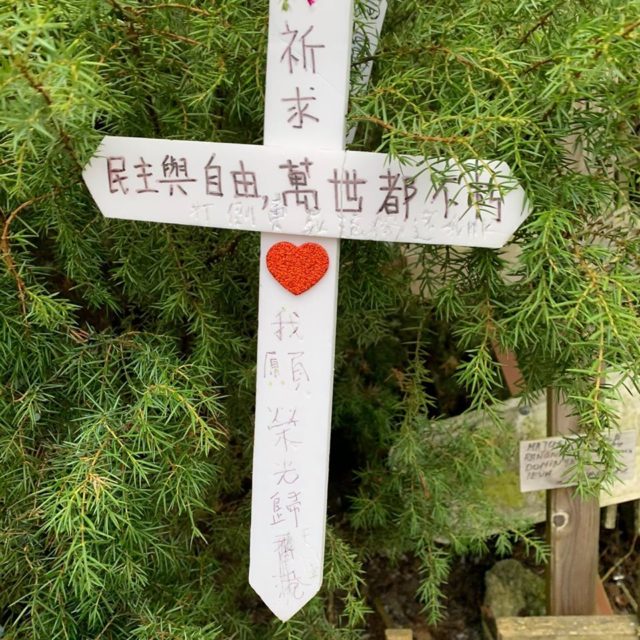立陶宛十字架山上聲援香港的十字架（圖片來源：梁啟智臉書）