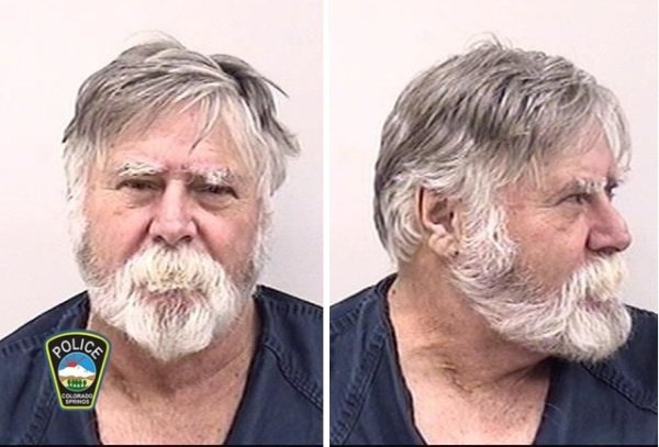 美国科罗拉多州一名男子因位涉嫌抢劫银行被拘留，据目击者说，他当时把赃款现金扔到空中，并同时向路人喊道“耶诞快乐”。