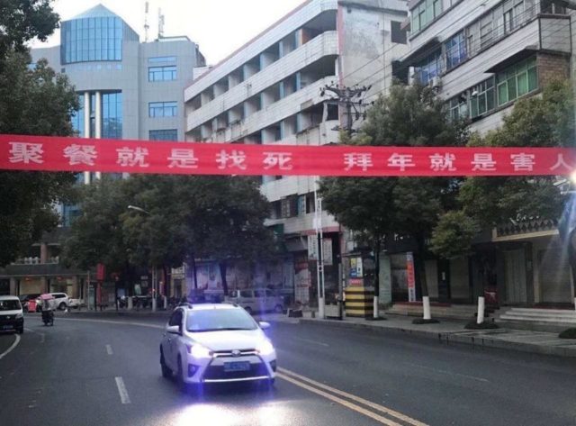 武漢肺炎警示標語。（圖片來源：臉書）