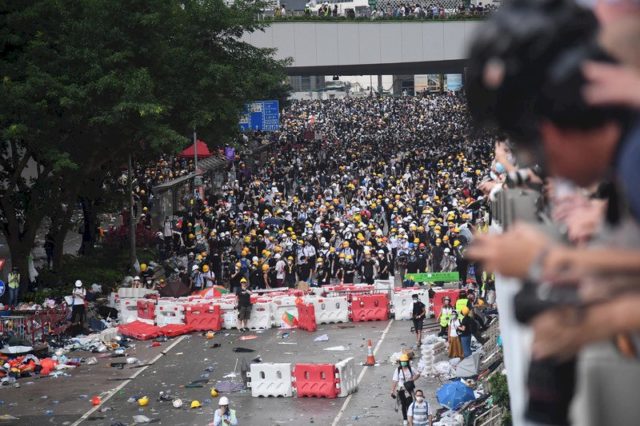2019年6月12日，香港警方涉及16宗非法使用过度武力事件。