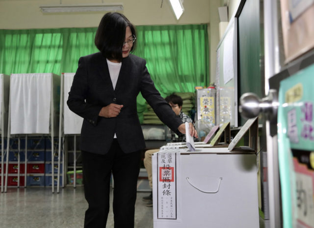 蔡英文總統正在投票（圖片來源：中央社）