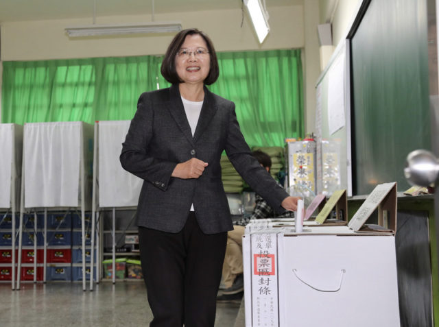台灣總統蔡英文在投票所投票（圖片來源：中央社）