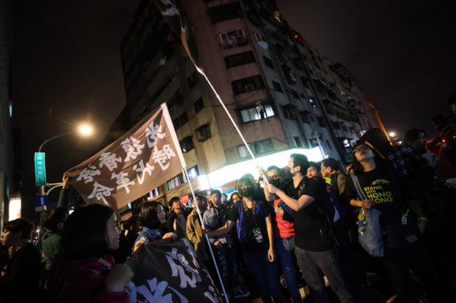 蔡英文票數持續領先 民眾在競選總部氣氛熱烈（圖片來源：中央社）