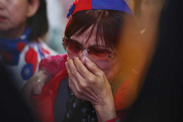 支持者得知國民黨慘敗潸然淚下（圖片來源：中央社）