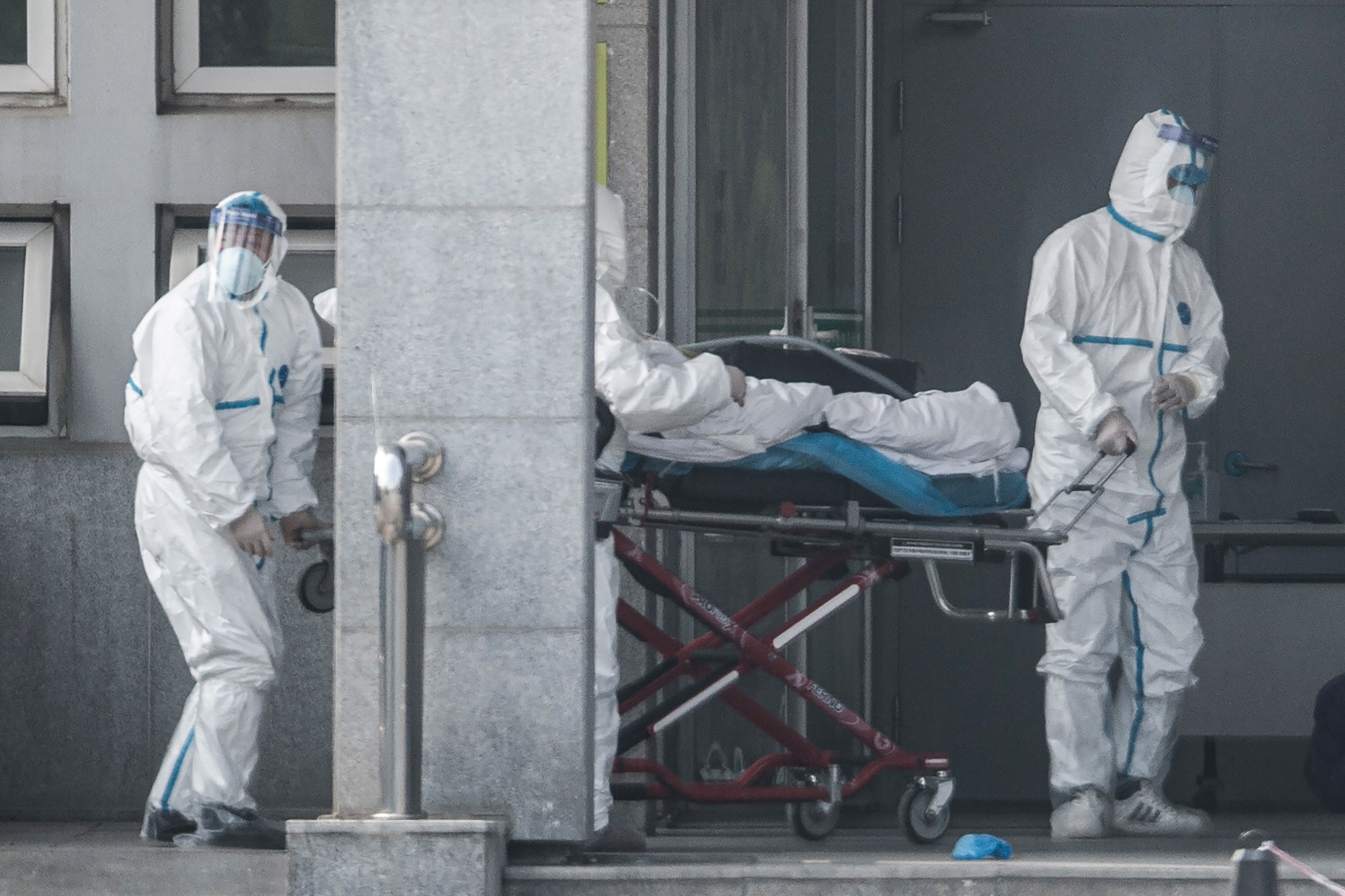 圖為醫務人員將一名患者送進武漢金銀潭醫院。 (圖片來源： STR/AFP via Getty Images)