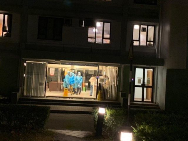 伯利衡宿舍大堂出现至少3名全副武装的清洁人员。（图片来源：脸书）