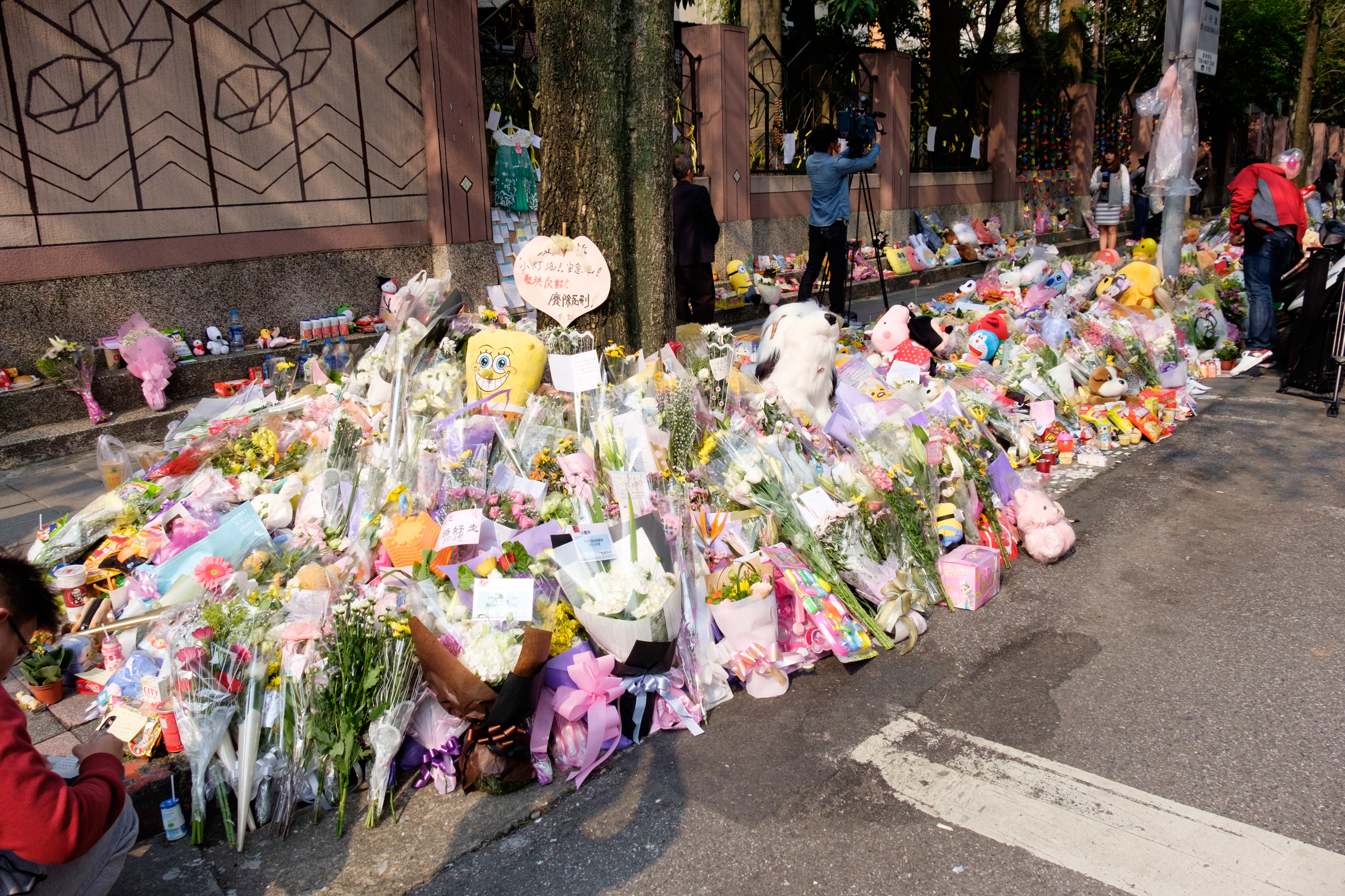 图为案发地台北市内湖区西湖里环山路一段9巷巷口，各方追悼被害刘氏女童的鲜花与供品。（图片来源：公有领域）