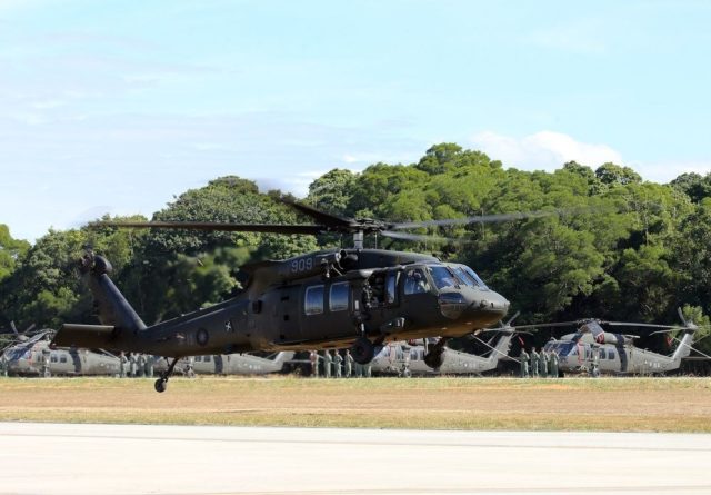 一架空軍直升機載有13人今早在烏來迫降台當局積極展開救援（圖片來源：中央社）