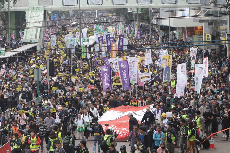 港警腰斬香港元旦遊行 濫捕百名年輕市民。（圖片來源：中央社）