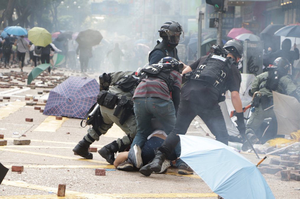 图为11月香港理工大学外港警抓捕示威者。 （图片来源：中央社）