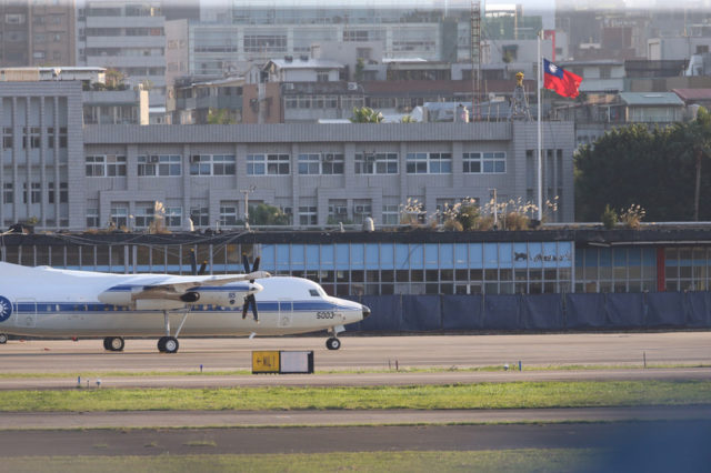 空軍松山基地指揮部降半旗（圖片來源：中央社）
