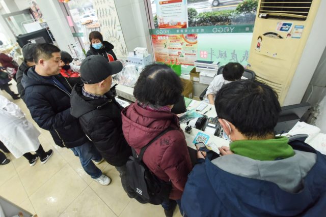 大批民众在药房购买口罩（图片来源：STR/AFP via Getty Images）