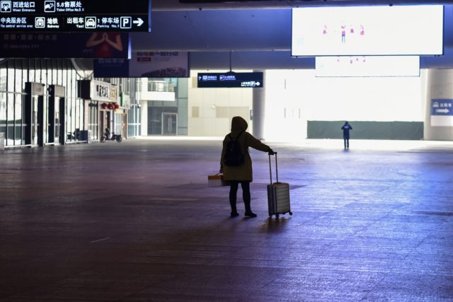 武漢宣布封城後空蕩蕩的火車站（圖片來源：HECTOR RETAMAL/AFP via Getty Images）