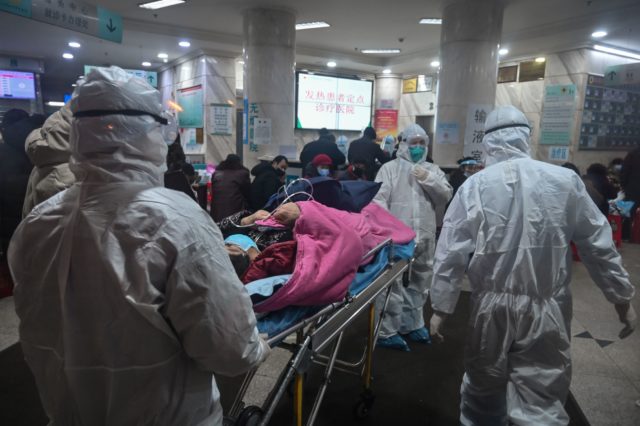 武漢一家醫院正在處理肺炎患者（圖片來源：HECTOR RETAMAL/AFP via Getty Images）