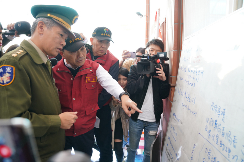 新北市长侯友宜（前左二）前往乌来指挥所了解情况（图片来源：中央社）
