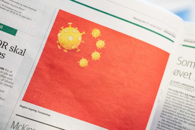丹麦媒体将五星旗改成5枚冠状病毒。