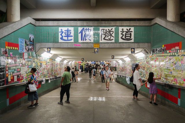 圖為大埔墟站附近的行人隧道的連儂牆。