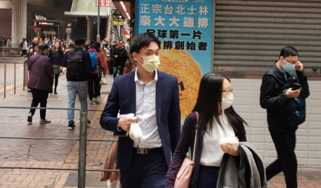 武汉肺炎正在各地蔓延，勾起了香港市民开始戴上口罩，以免受传染。（中央社）