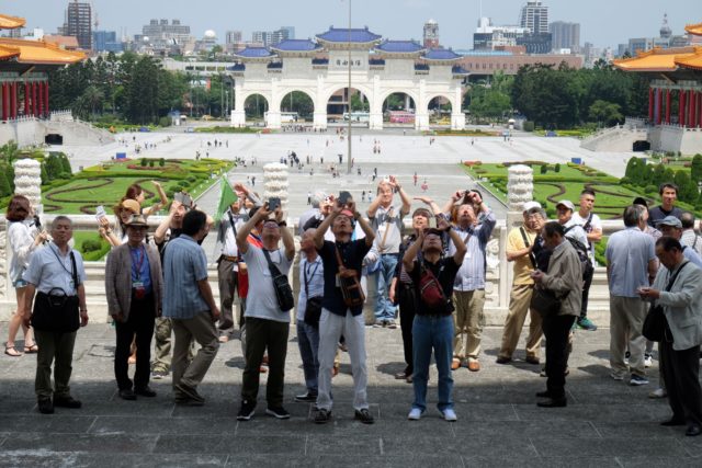 图为2017年5月18日，参访台北中正纪念堂的游客。 (图片来源：SAM YEH/AFP/Getty Images)