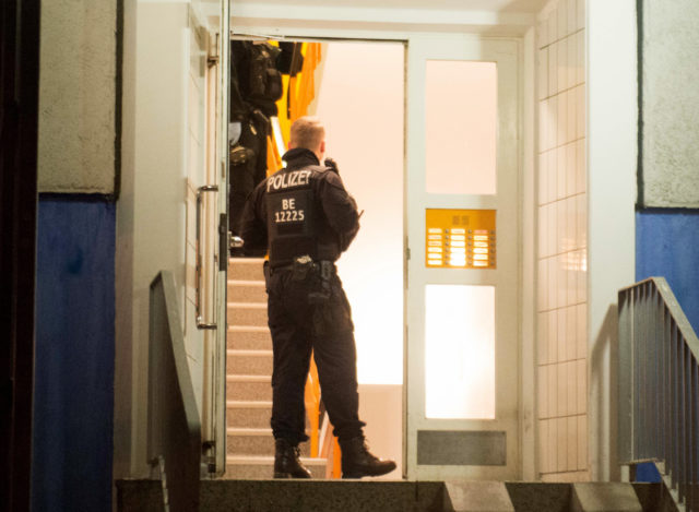 德國警察進入柏林Marzahn-Hellersdorf區一棟居民樓進行突襲
