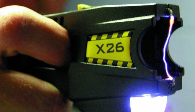 一支两极正在放电的x26电击枪。