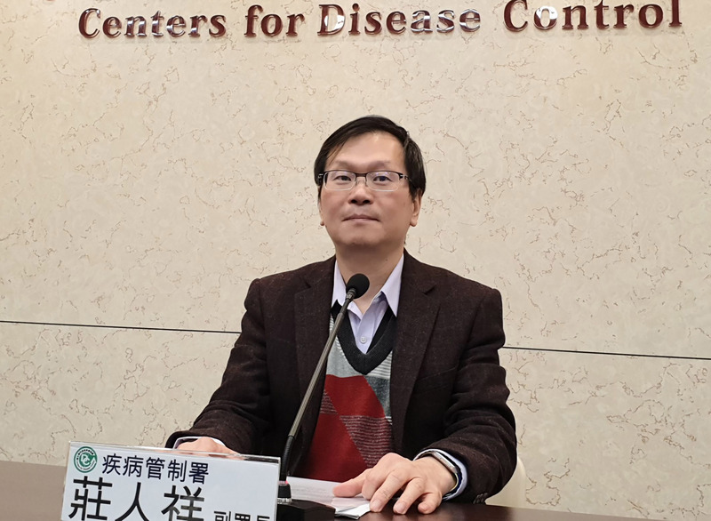 台湾卫福部疾管署副署长庄人祥17日下午说明武汉肺炎最新疫情。 （图片来源：中央社）