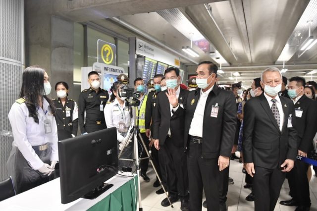 泰國總理巴育在視察肺炎疫情（圖片來源：中央社）
