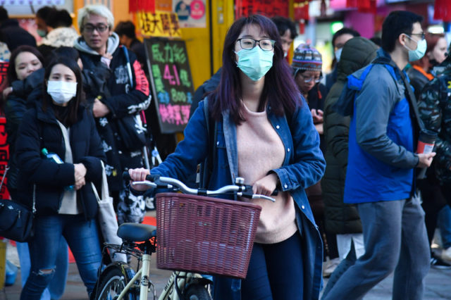 武漢肺炎民眾都戴口罩上街（圖片來源：中央社）