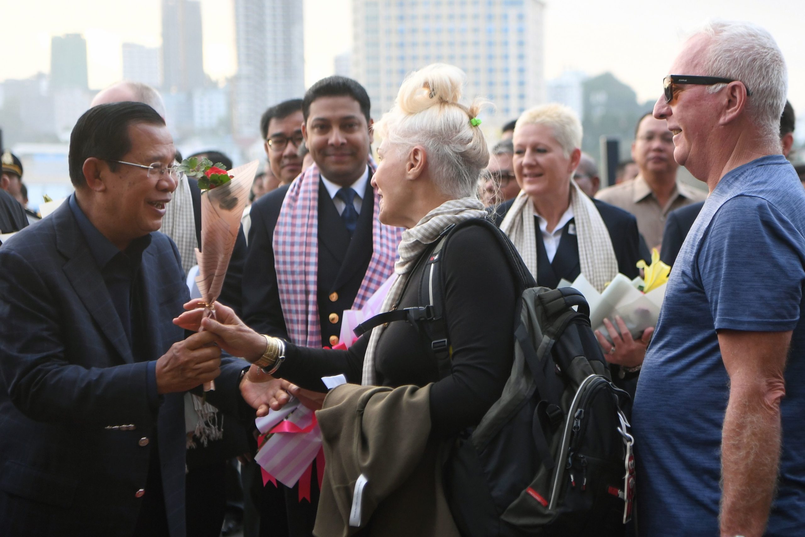 柬埔寨总理洪森与威士特丹号乘客握手（图片来源： TANG CHHIN SOTHY/AFP via Getty Images)