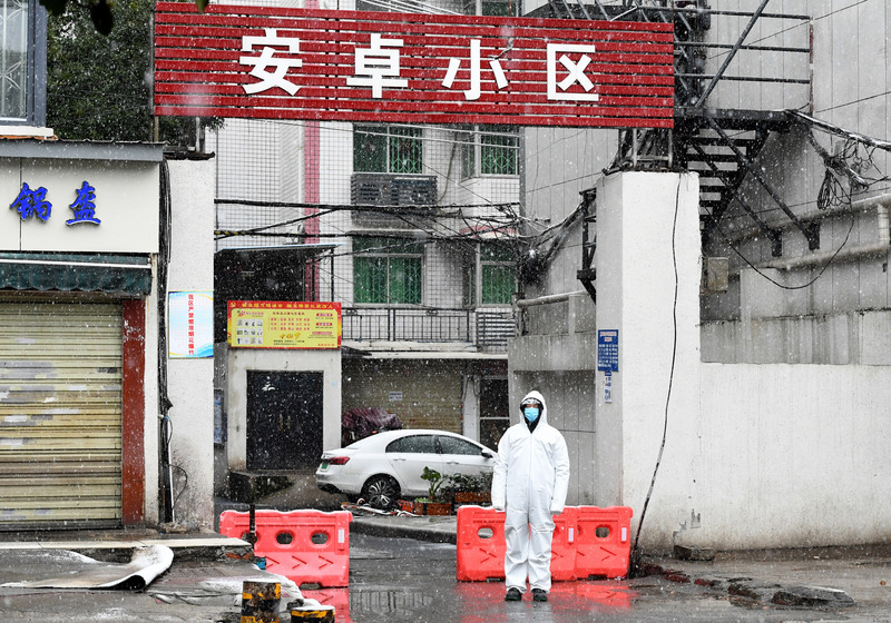 中国湖北省武汉市加强防疫，小区全面封管，违反规定 就重罚，17日有居民欲冲出小区购物，被行政拘留5日 。图为武汉安卓小区入口，值守人员冒雪站岗。（图片来源：中央社）
