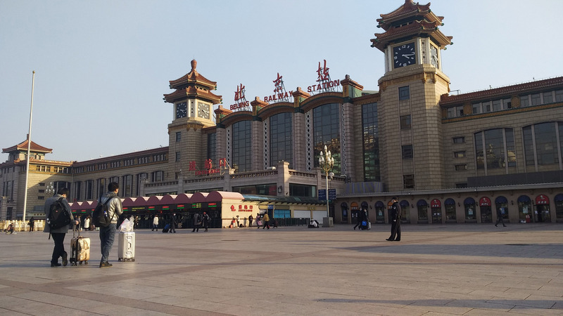 尽管北京部分企业已经复工但北京站仍然人烟稀少（图片来源：中央社）