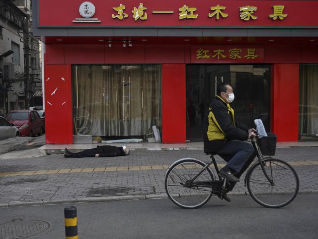 2020年1月30日，武漢男子突然倒斃街頭。（圖片來源：HECTOR RETAMAL/AFP via Getty Images）
