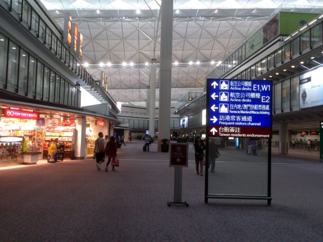 圖為香港機場入境處（圖片來源：Kenming Wang/Flickr/CC BY-SA 2.0）