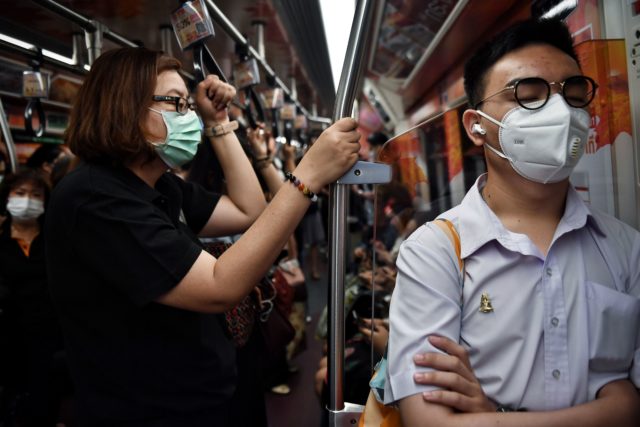 已經出現19例確診肺炎的泰國很多人都已戴上口罩（圖片來源：LILLIAN SUWANRUMPHA/AFP via Getty Images）