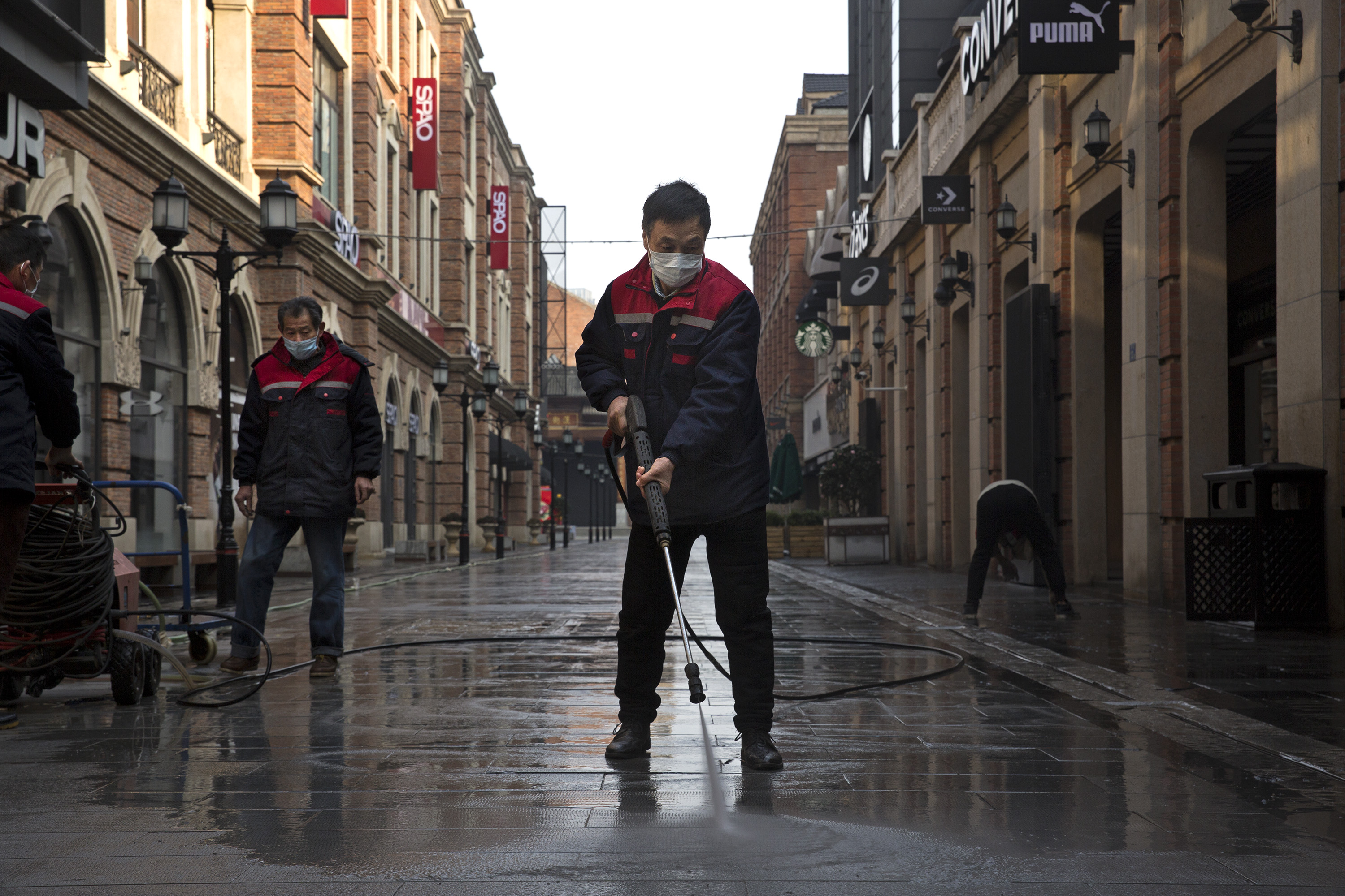 武漢大街上除消毒人員外人跡罕至（圖片來源：Getty Images）