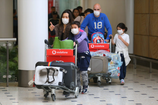 圖為澳大利亞悉尼國際機場帶著口罩的乘客。(圖片來源：Don Arnold/Getty Images)
