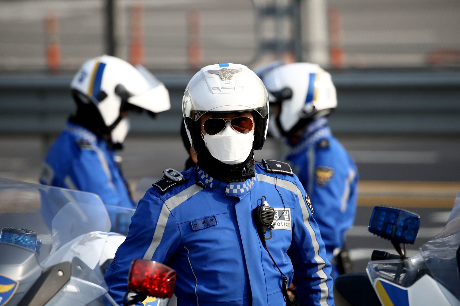戴著防疫口罩執勤的韓國警察