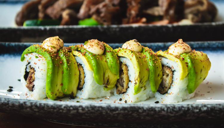 为了迎合西方的口味，寿司中大多添加蛋黄酱和牛油果等高热量食材