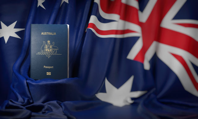 澳洲護照和澳洲國旗