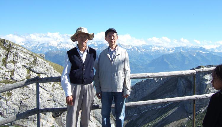 心水与二弟玉湖在皮拉图斯山顶上留影 2016年5月于瑞士。