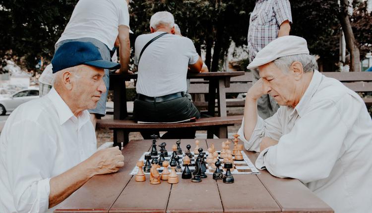 老人，下棋