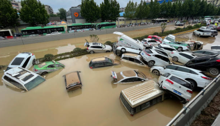 郑州大量机动车被水淹