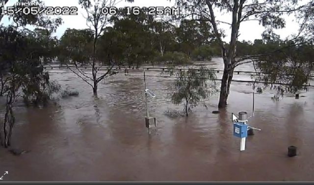 昆州洪水，下雨