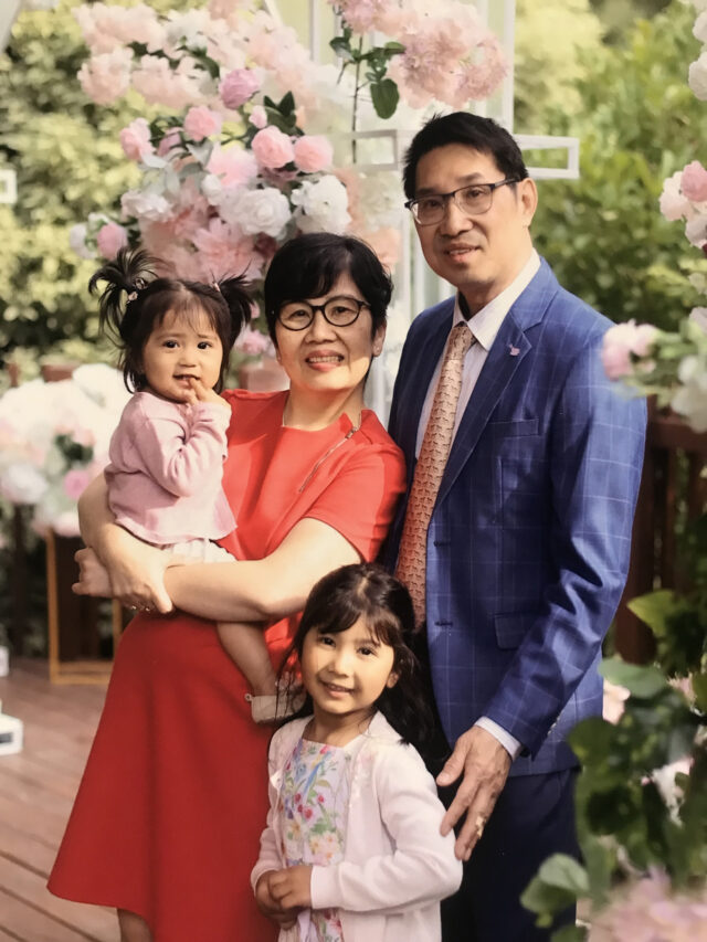 黄太太于杜鹃山庄庆生，夫妇与两个外孙女合照。